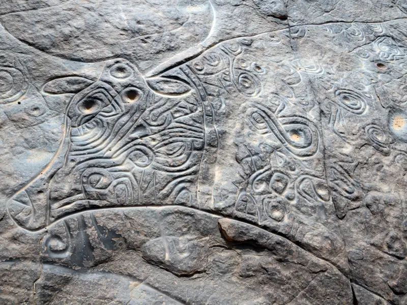 Alte Felsgravuren, entdeckt auf der Reise.