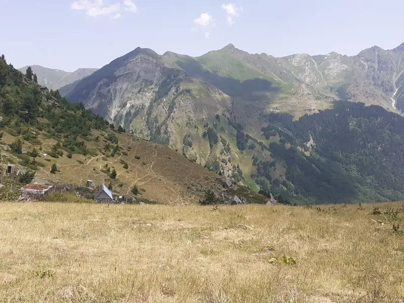 Hütte in den Bergen mit Blick auf das Tal.