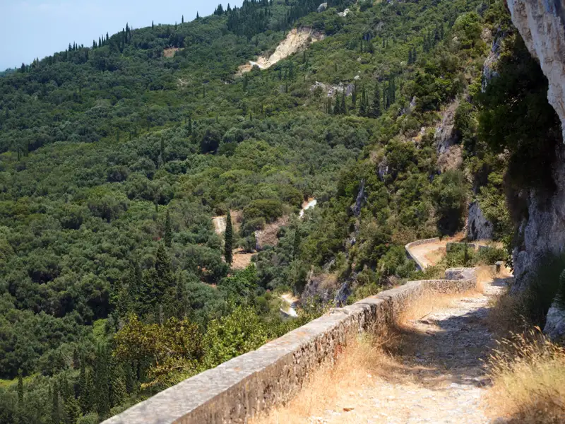 Schmaler Bergweg mit Steinmauer