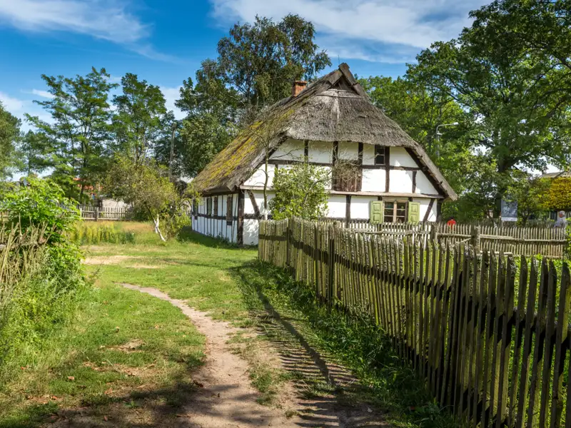 Historisches Fachwerkhaus mit Reetdach.