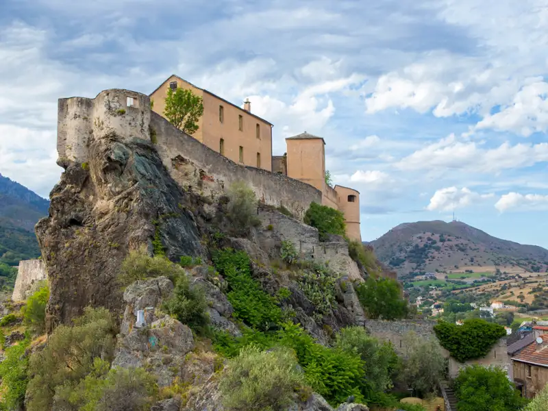 Die Festung von Corte, erbaut auf einem Felsen, dominiert die Landschaft.