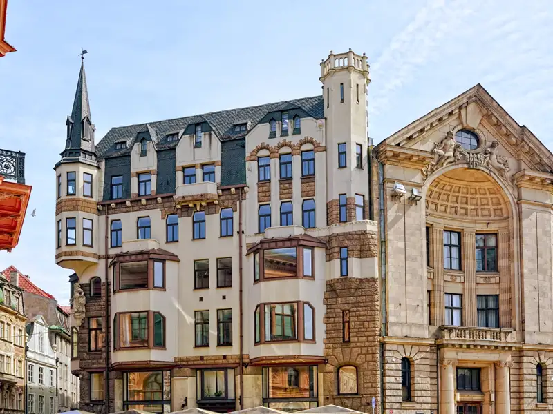 Historische Gebäude mit unterschiedlichen architektonischen Merkmalen.