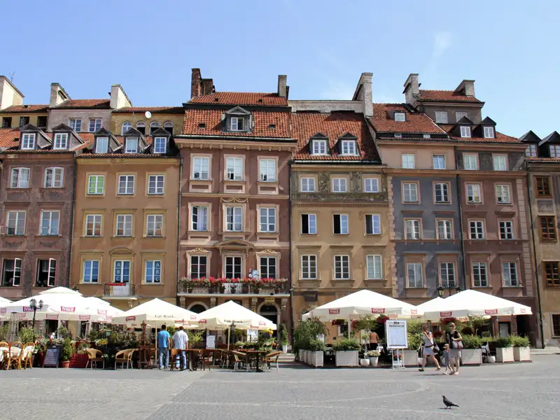 Historische Häuserfassaden und Straßencafés am Marktplatz.