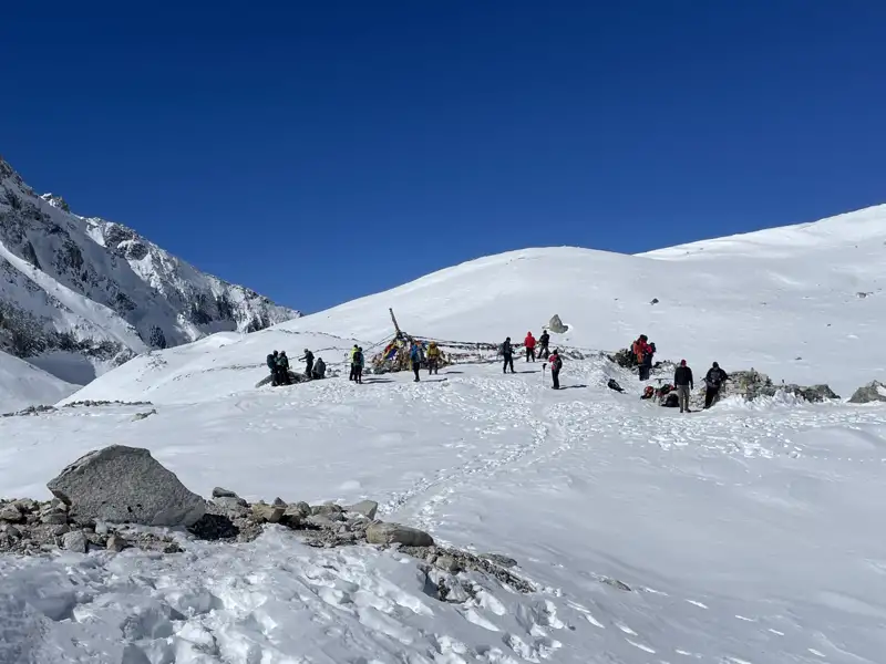 Wanderer pausieren in einer verschneiten Berglandschaft während ihrer Reise.