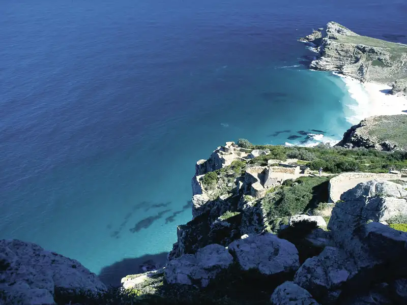 Felsige Küste und türkisfarbenes Meer am Kap der Guten Hoffnung.