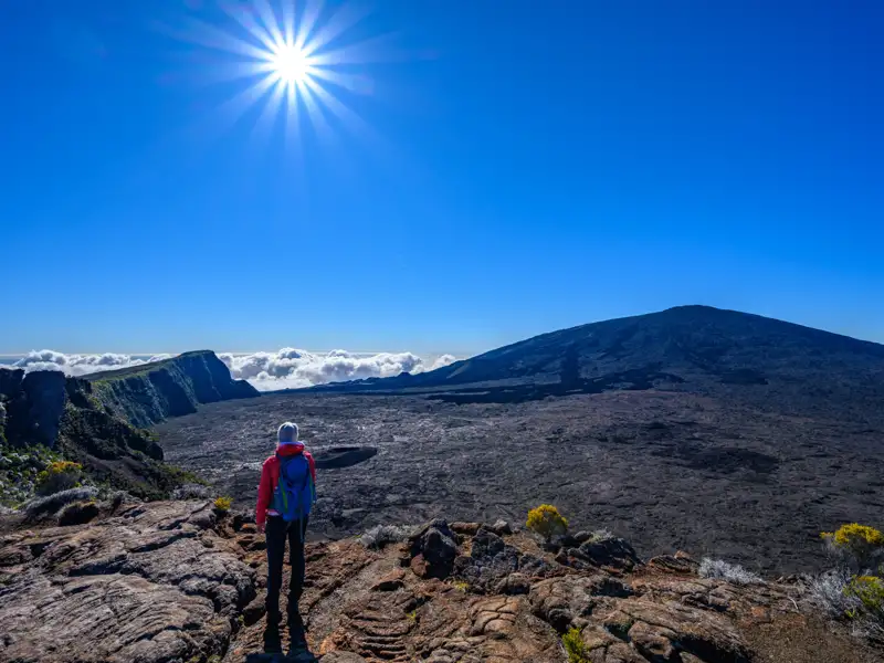 Wanderer betrachtet Vulkanlandschaft.