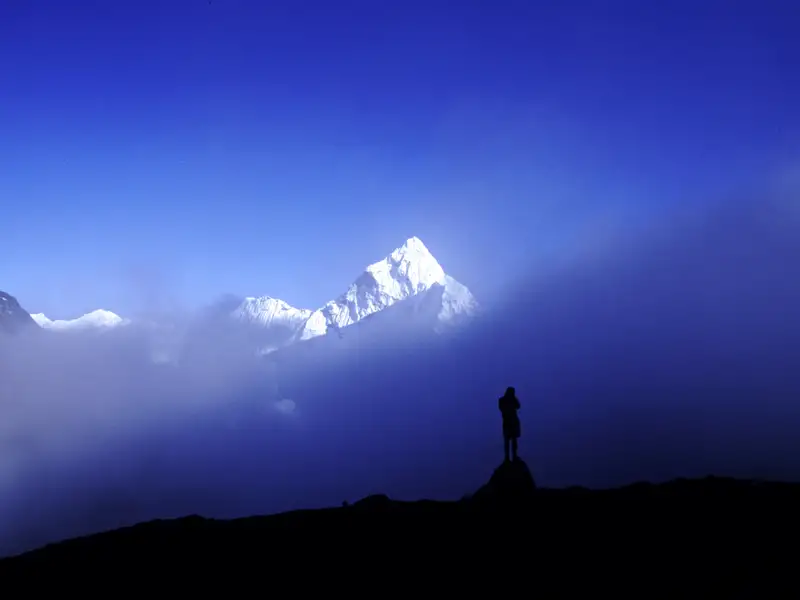 Wanderer vor Bergkulisse