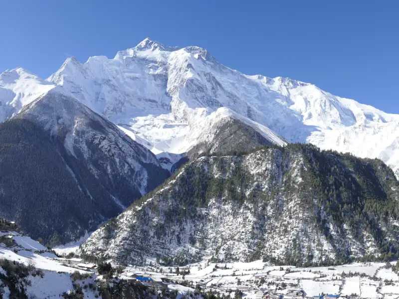 Panorama einer verschneiten Berglandschaft.