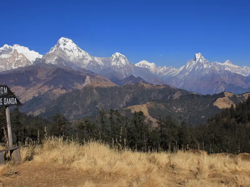 Aussicht vom Mohare Danda auf die umliegenden Berge des Himalayas.
