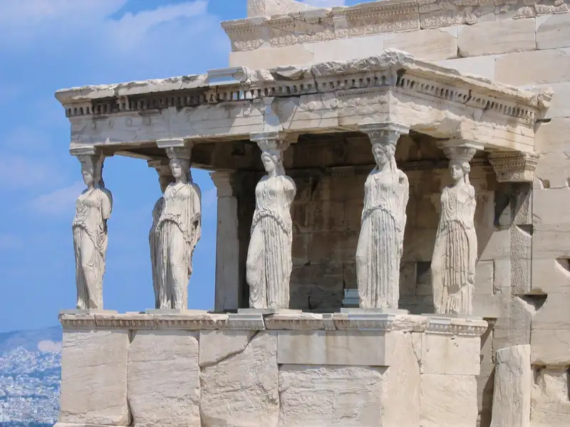 Detailansicht der Karyatiden, die als Säulen am Erechtheion auf der Akropolis dienen.