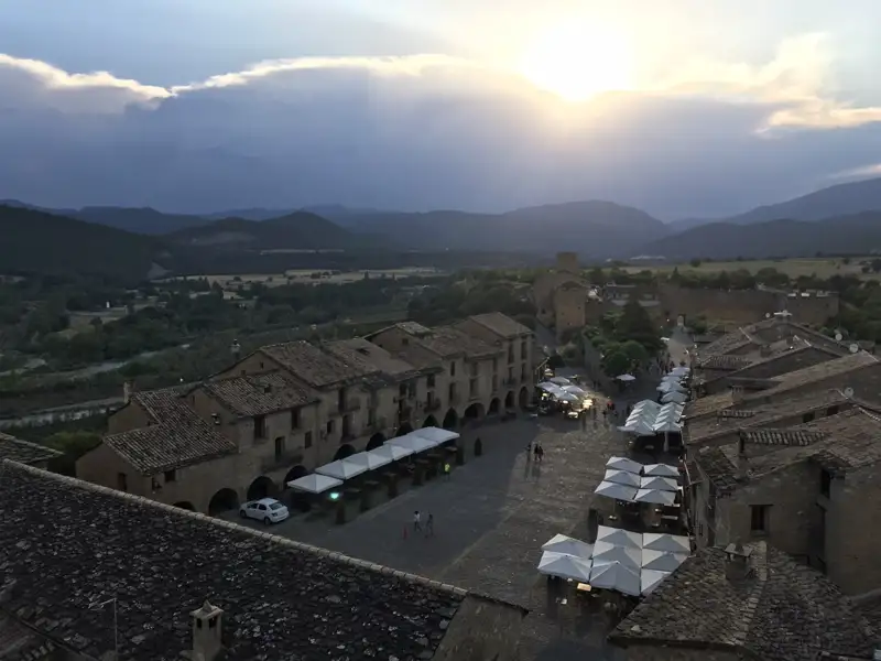 Historischer Marktplatz bei Sonnenuntergang