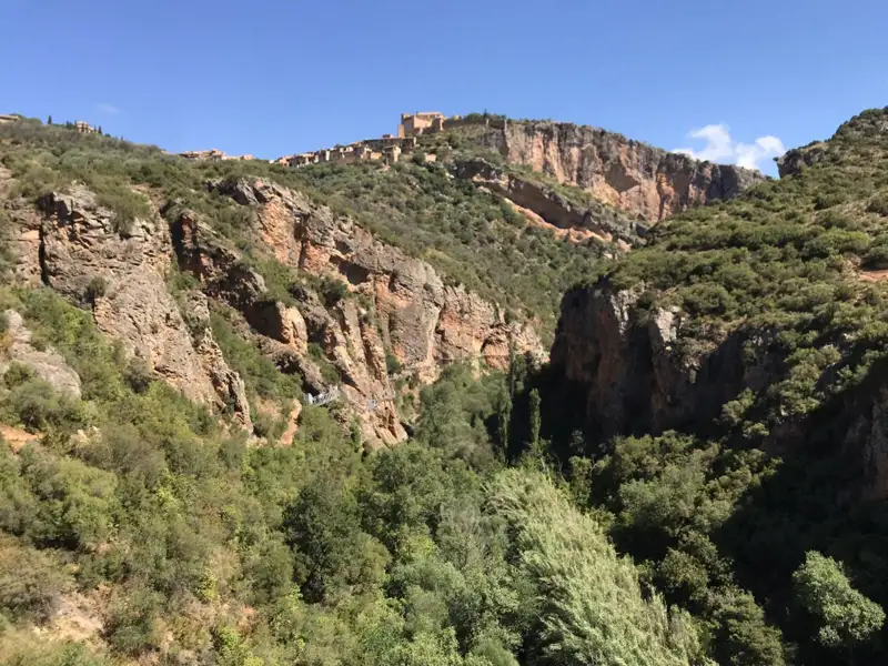 Schlucht mit Burg im Hintergrund