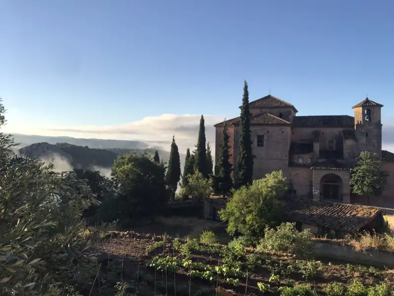 Historisches Gebäude mit Aussicht auf eine neblige Landschaft.