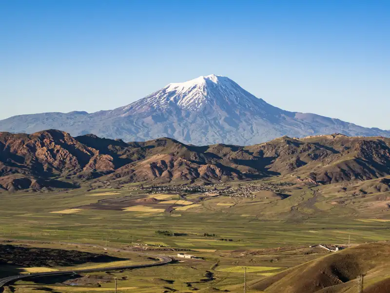 Panoramablick auf den Berg Ararat mit schneebedecktem Gipfel und der umliegenden Landschaft.
