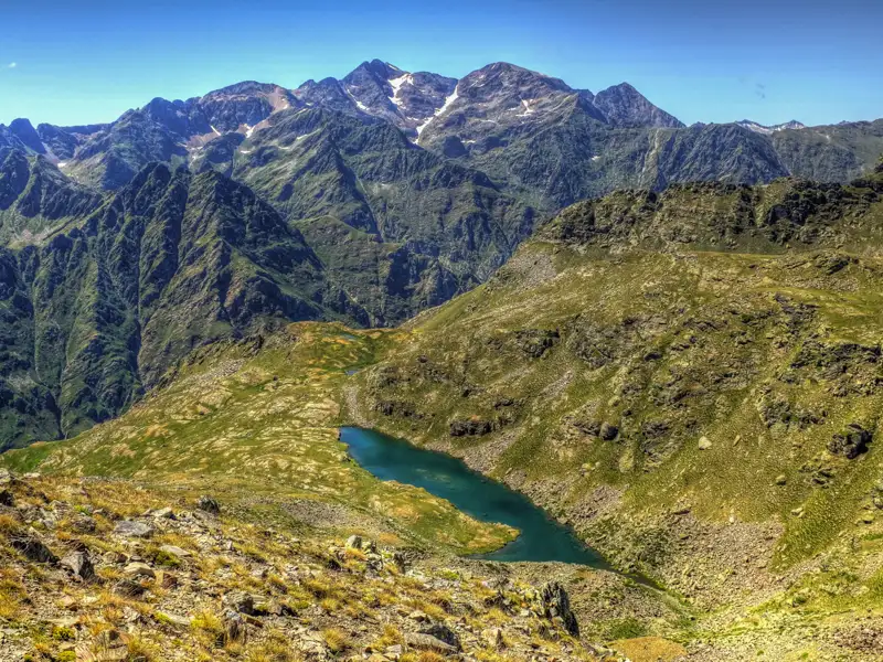 Bergsee inmitten einer Gebirgslandschaft