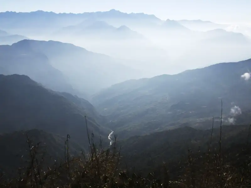 Mehrere Bergreihen im Dunst.
