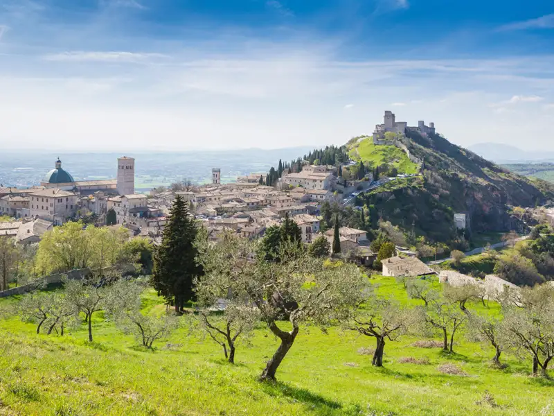 Assisi mit der Rocca Maggiore im Hintergrund.