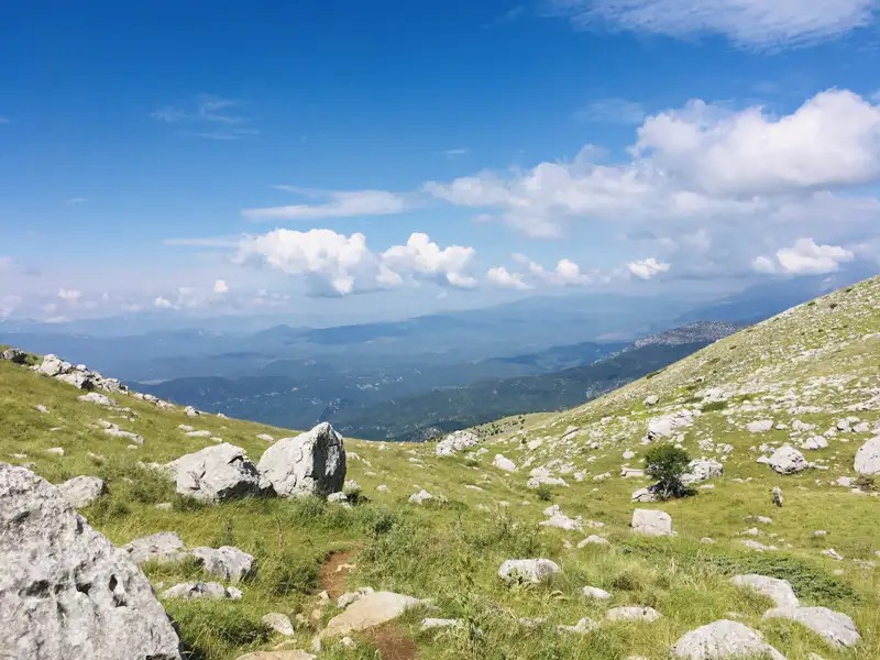 Aussicht vom Bergpfad auf die Landschaft.
