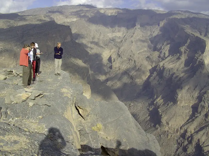 Wanderer betrachten eine tiefe Schlucht.