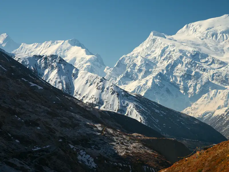 Schneebedeckte Berge im Hintergrund.