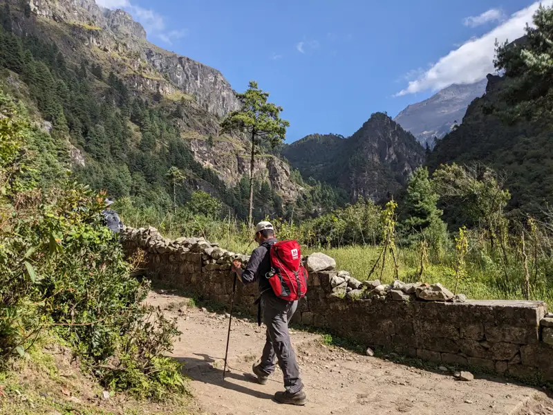 Wanderer auf einem Bergpfad mit Blick auf die Berge.