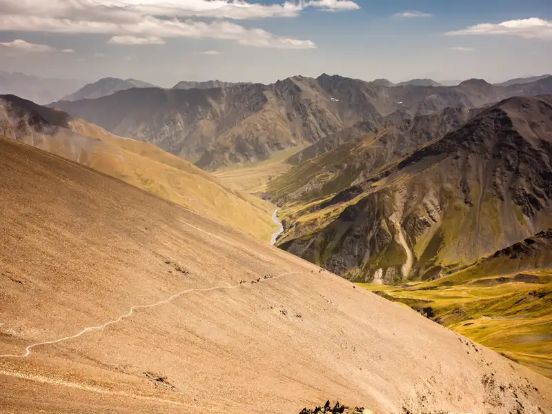Wanderweg in den Bergen mit Blick auf ein Tal
