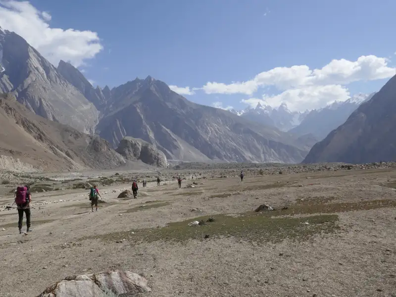 Wanderer auf einer Trekkingtour in einer trockenen, hochgelegenen Bergregion.