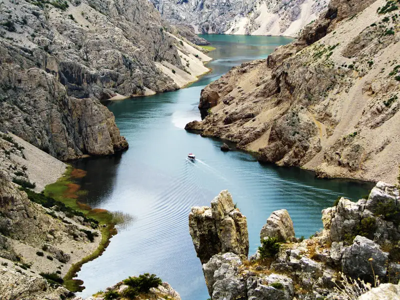 Bootstour durch eine Schlucht.