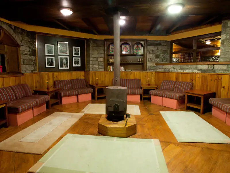 Gemeinschaftsraum mit Kamin und Sitzgelegenheiten.