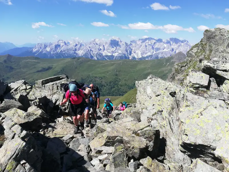 Wanderer auf einem steinigen Bergpfad in den Bergen.