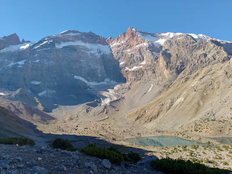 Berglandschaft mit See und schneebedecktem Gipfel.