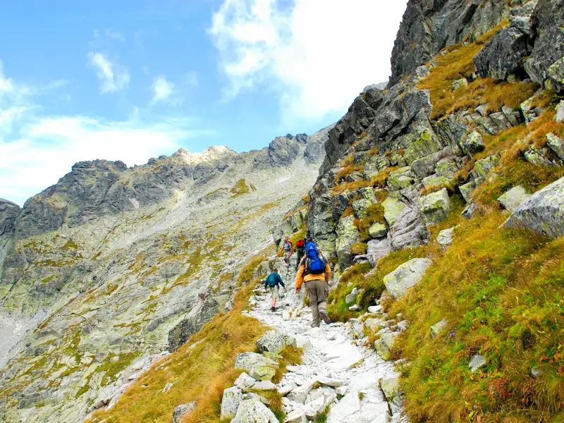 Wanderer auf einem Bergpfad in den Bergen.