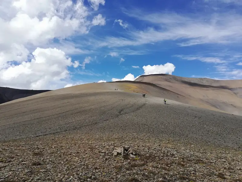 Wanderer auf einem Bergpfad während einer Wanderung.