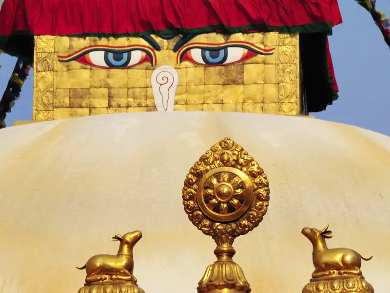 Nahaufnahme der Augen Buddhas und der goldenen Verzierungen der Boudhanath Stupa.