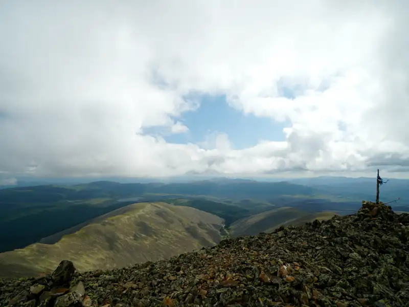 Blick vom Berggipfel auf die Hügellandschaft und Täler.