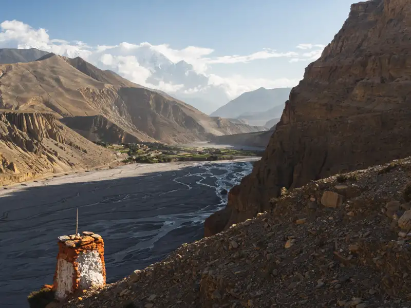 Flusstal und Berglandschaft