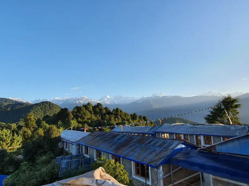 Gästehaus mit Blick auf die schneebedeckten Berge im Hintergrund.