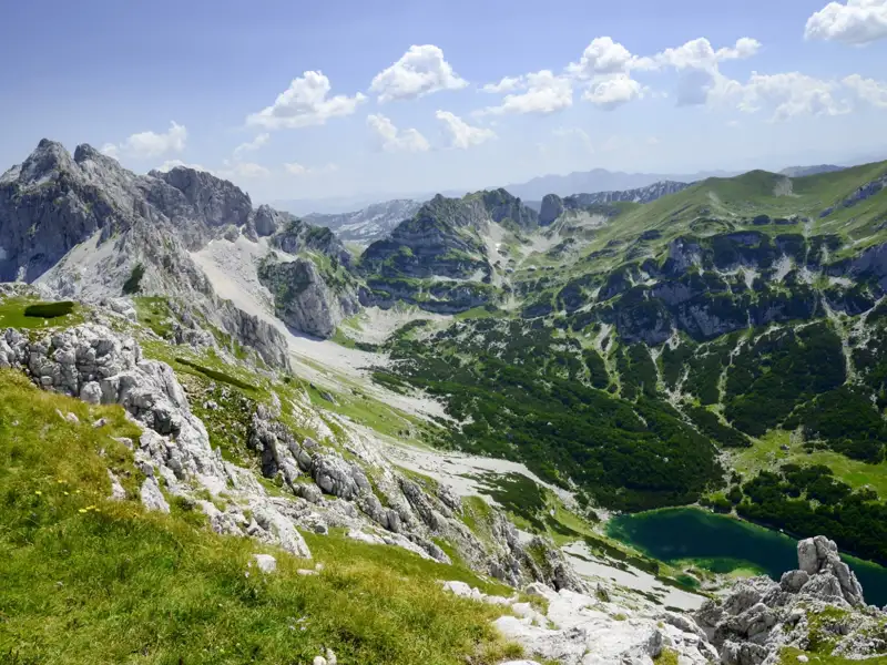 Aussicht auf eine Bergkette mit einem See im Tal.