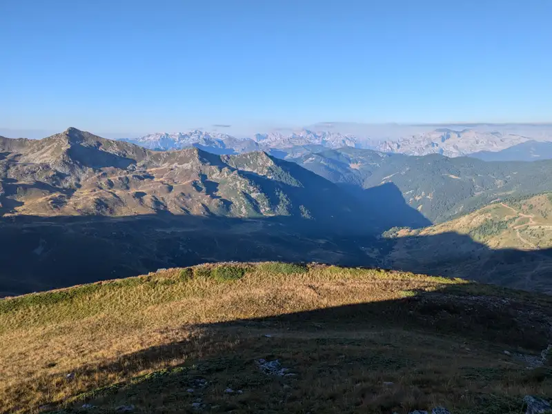 Ausblick auf die Berglandschaft.