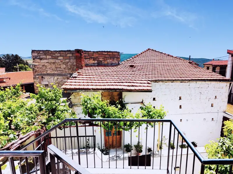 Ansicht des Hauses und des Gartens von einem Balkon aus.