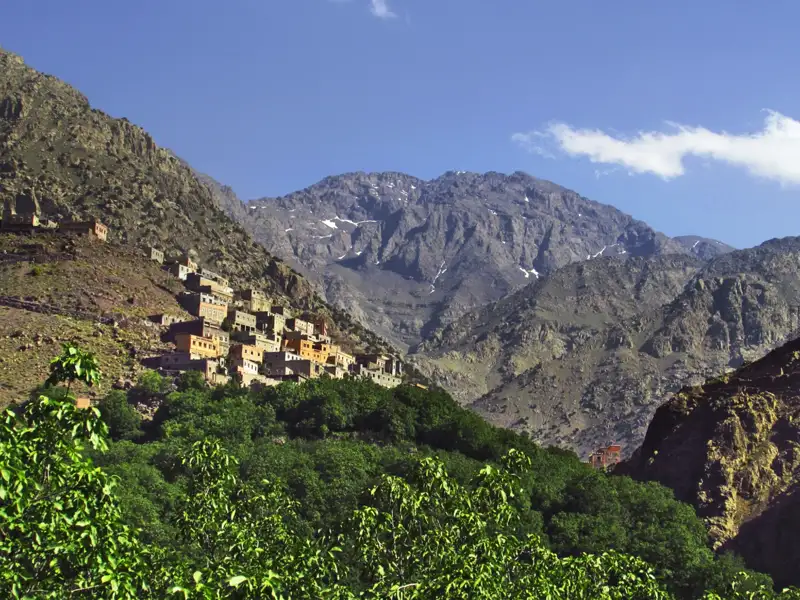Blick auf Berberdörfer und den Hohen Atlas.