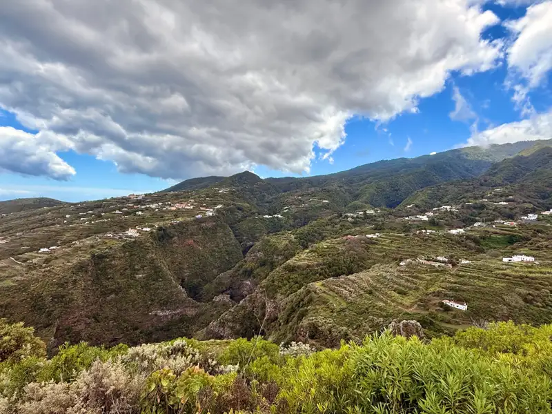 Terrassenförmige Hänge und Täler der Landschaft.