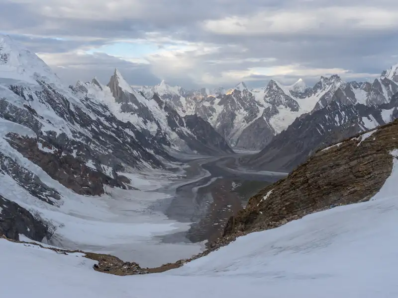 Verschneite Berggipfel und Gletscher im Hochgebirge.