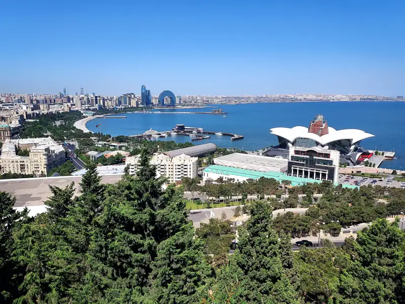 Baku Küstenlinie mit Blick auf das Kaspische Meer und moderne Architektur.