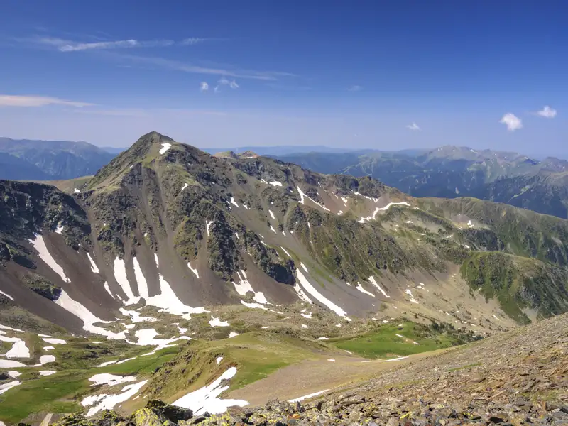 Berge mit Schneefeldern im Sommer.