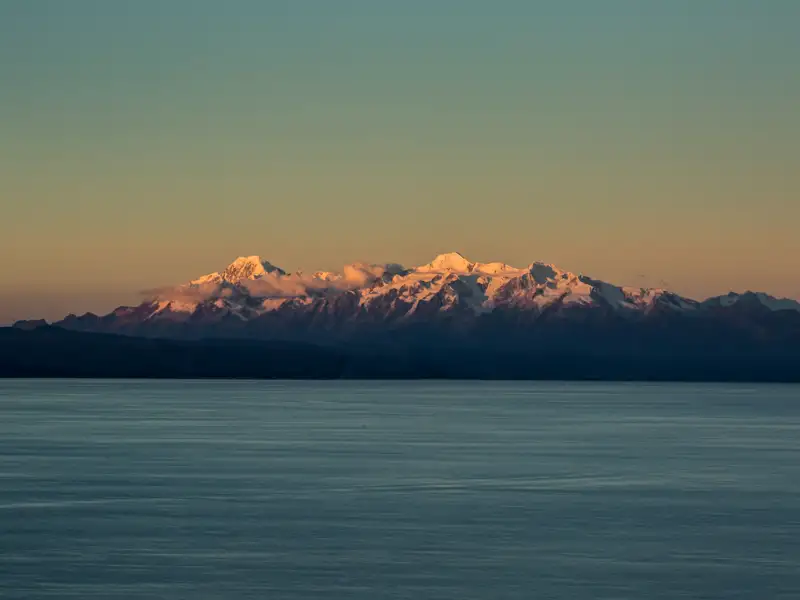 Schneebedeckte Bergkette am Abend.