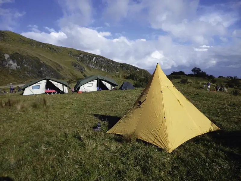 Aufgestellte Zelte im Basislager.