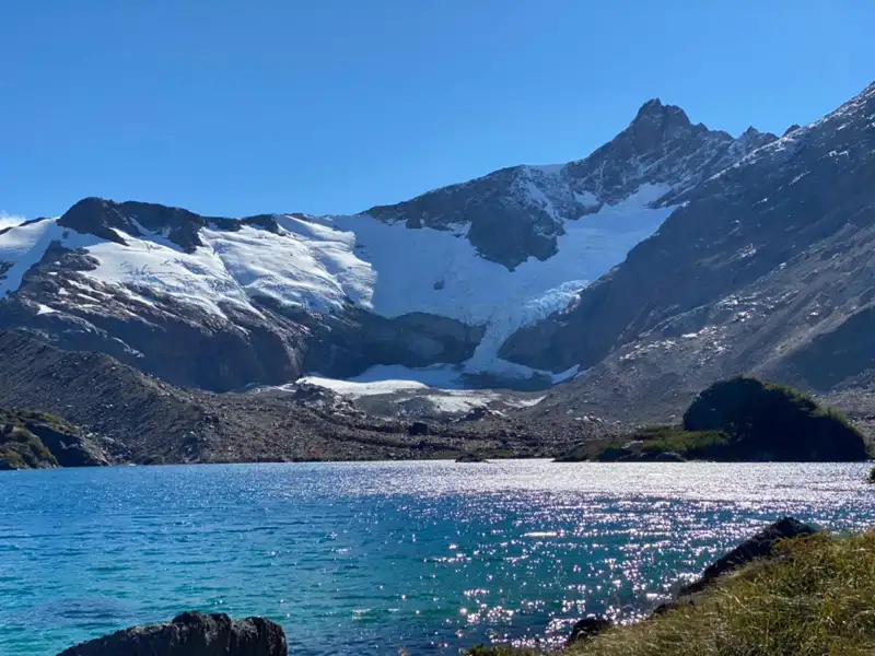 Blick auf einen Gletscher und einen Bergsee.
