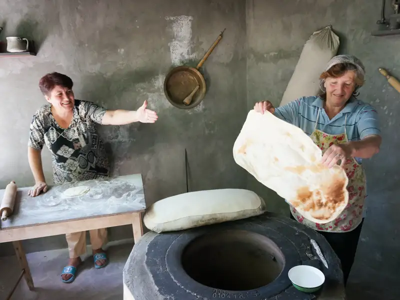 Zubereitung von Fladenbrot im traditionellen Ofen.