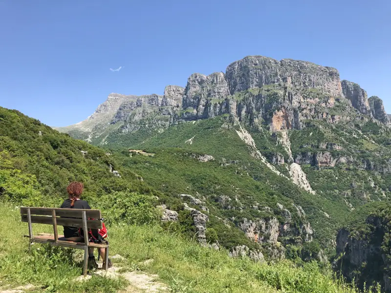 Wanderpause mit Blick auf die Bergkette.